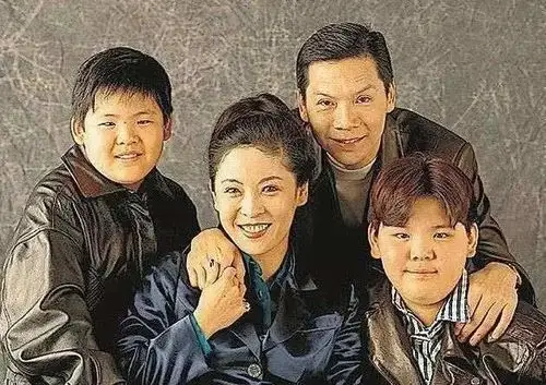 别看现在体型差距蛮大 在小时候俩人如出一辙 哥哥向佐甚至更胖一些