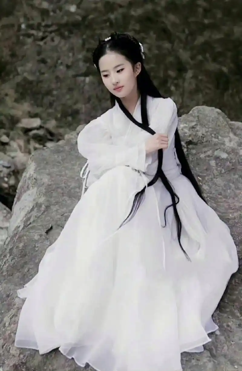 刘亦菲# 神仙姐姐刘亦菲在《神雕侠侣》时期扮演的小龙女剧照图.