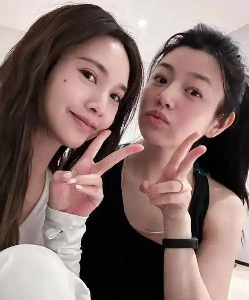 杨丞琳晒合照为陈妍希庆生,闭上双目嘟嘴卖萌,一家三口其乐融融_网友