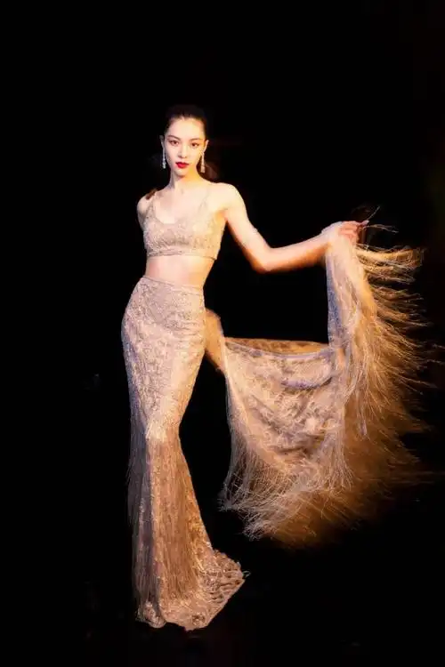 钟楚红变样到认不出,穿一身亮片长裙惊艳全场,61岁美得太真实