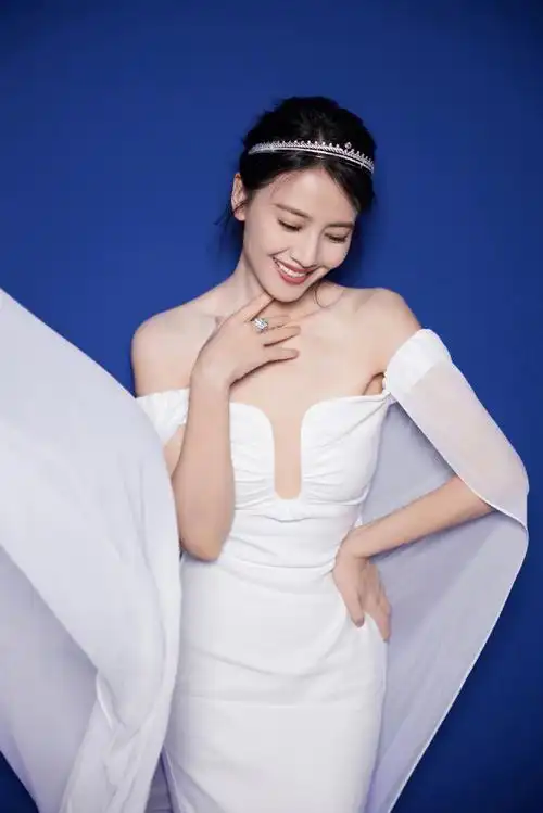 组图:高圆圆一字肩深v白裙宛如希腊女神 低眸浅笑温柔缱绻