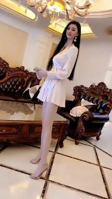 2米高的女巨人秀身材,这身材比例,堪称完美!