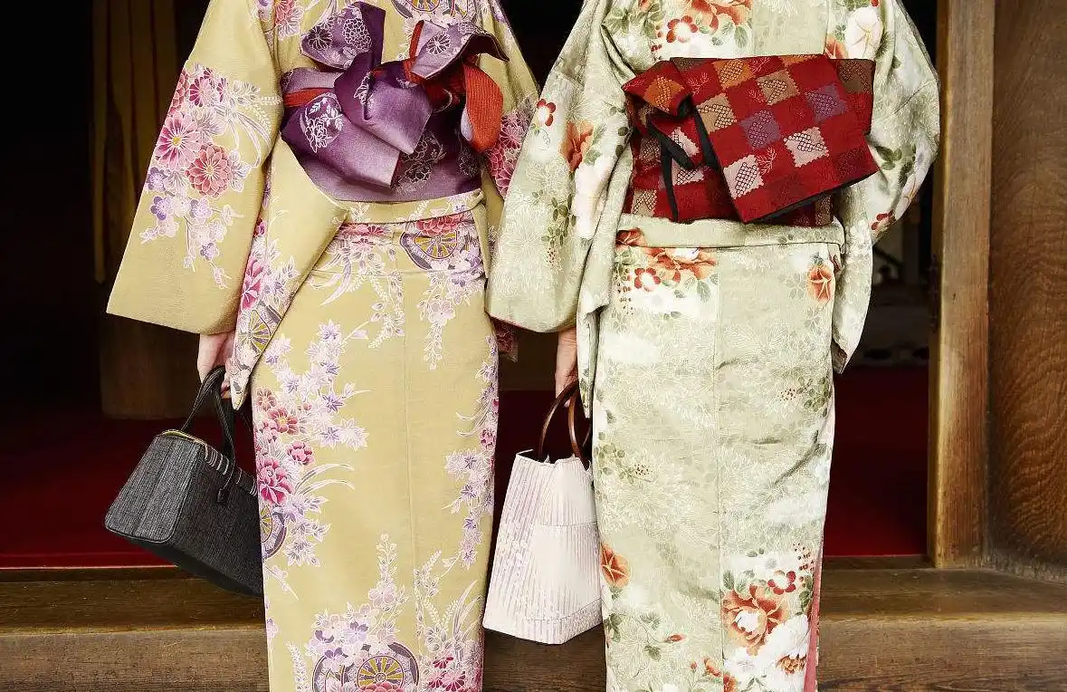 日本女人和服后面要背个小包裹,你敢动它立马跟你翻脸!