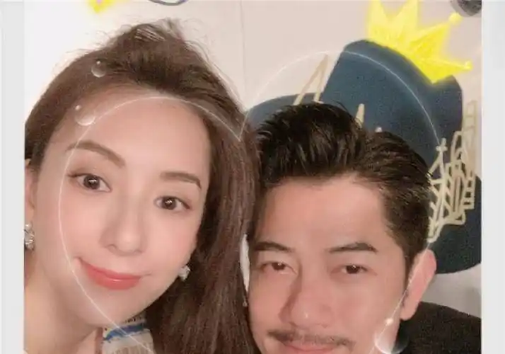 郭富城55岁了!与方媛贴脸秀恩爱,家庭幸福令人羡慕._妻子_生日_照片