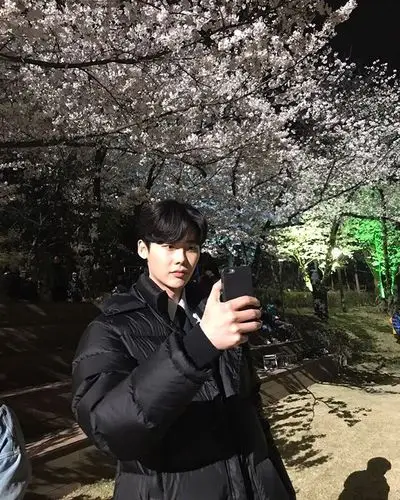 [新闻]170414 李钟硕发ins啦!樱花树下的自拍boy!