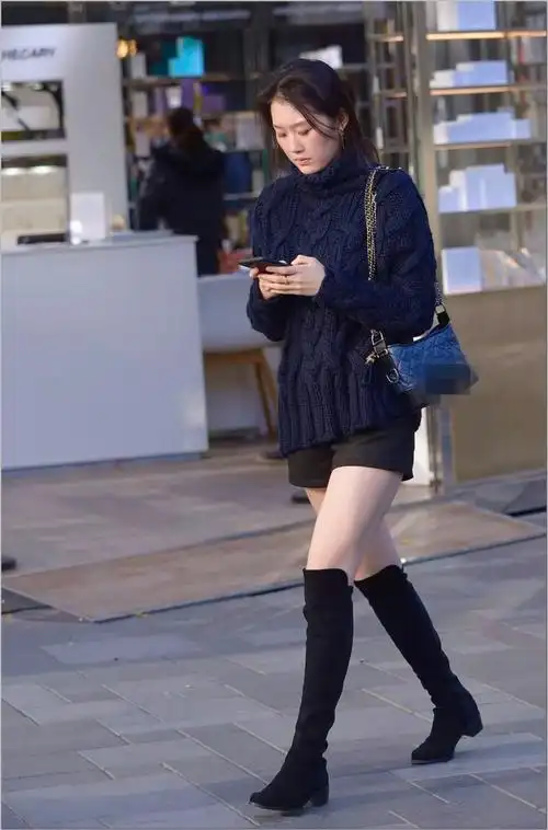 下面给大家献上一组时尚街拍照片,美女最爱的高跟鞋,短裙,短裤,连衣裙