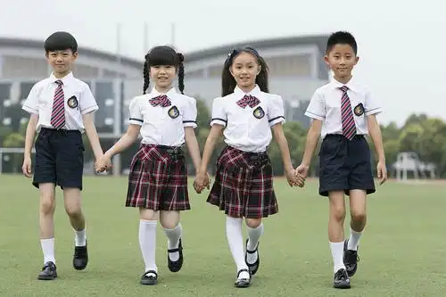(金陵中学河西分校的小学生们统一身着整齐的伊顿纪德服装)