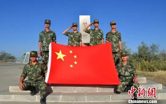 老兵在国门前行最后的军礼. 王跃 摄