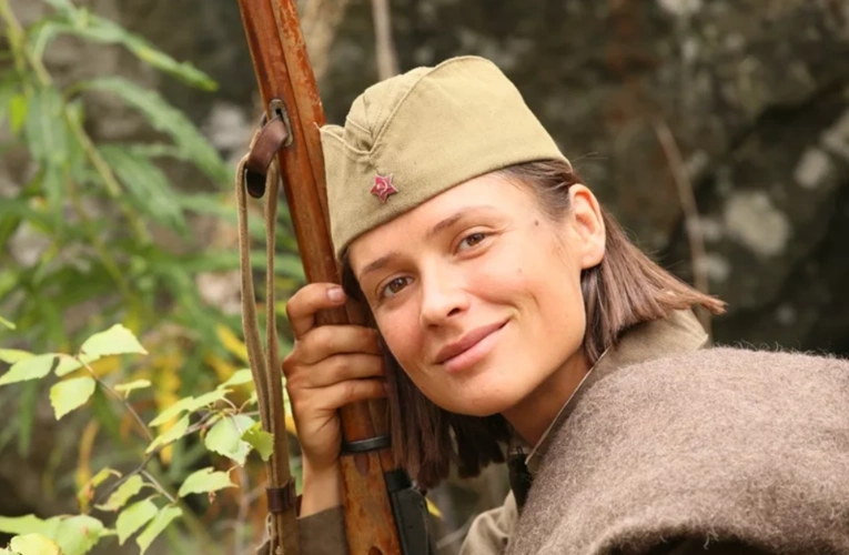 精彩剧照今天给大家分享的电影是2015年版的《这里的黎明静悄悄》,是