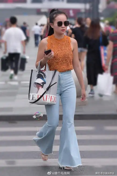 美女街拍:美女穿时尚的喇叭裤,靓丽气质真漂亮!-搜狐大视野-搜狐新闻
