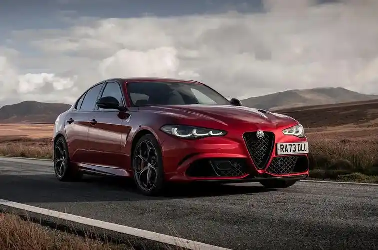 保持性能基因,中期改款阿尔法·罗密欧giulia四叶草实车图发布_腾讯