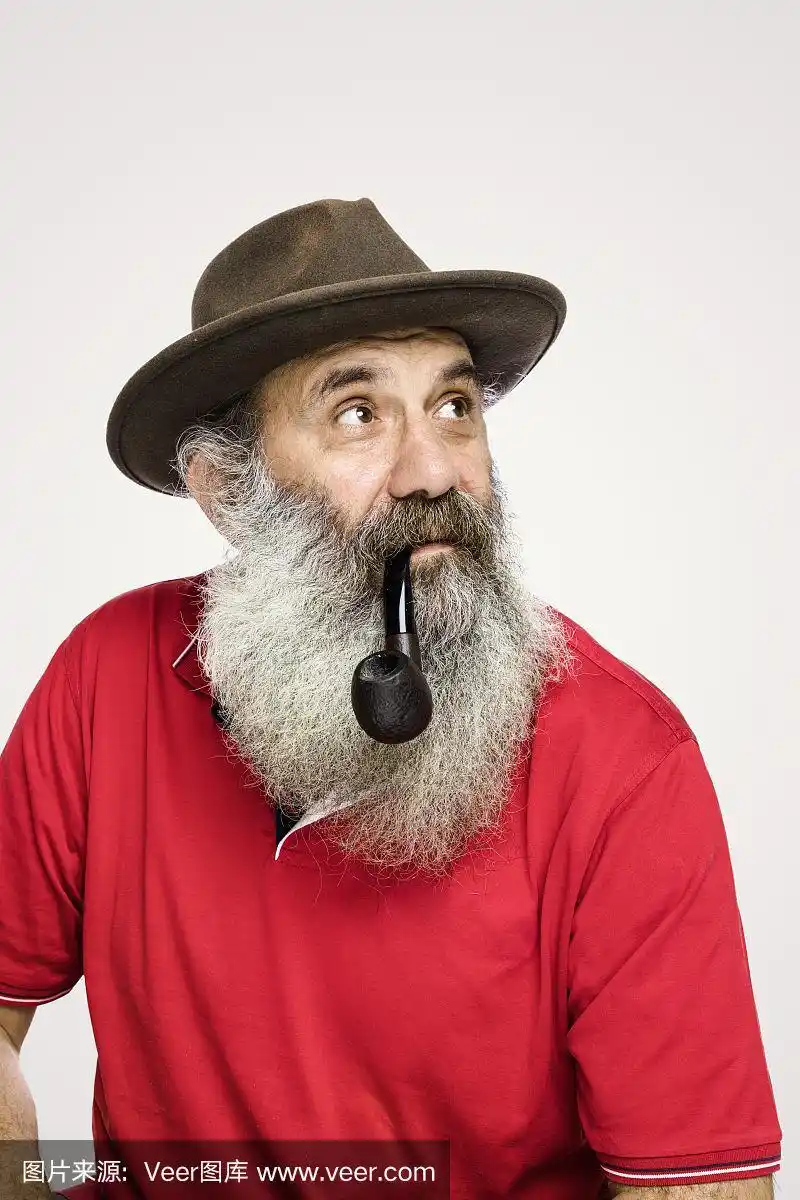 一幅灰白胡子老人的肖像,戴着帽子,抽着烟斗,背景是孤立的白色