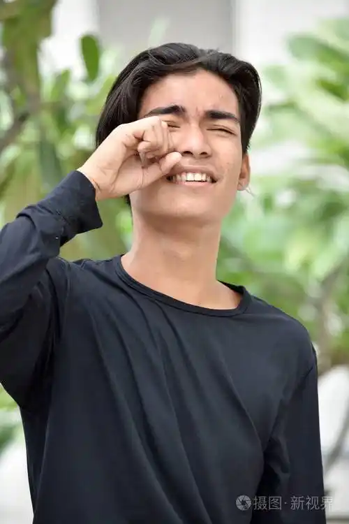 一个哭泣的成年男性