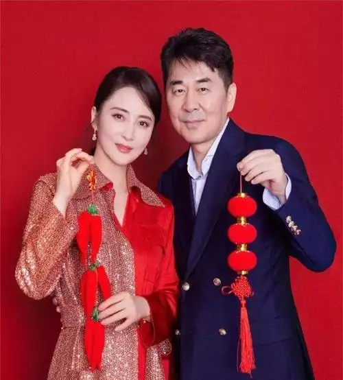 生活中,陈建斌与工作时判若两人,他十分注重家庭,对妻子宠爱有加,是