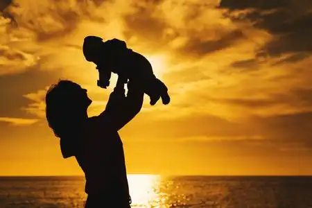 海边幸福家庭图片