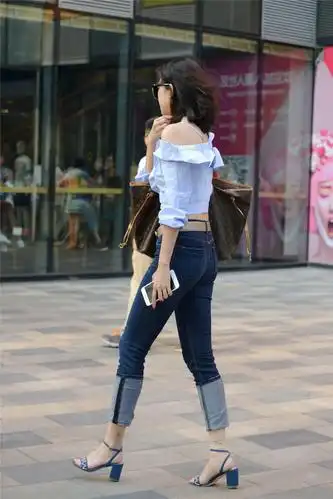 低腰牛仔裤姑娘把裤脚挽起一大截这款裤子也太长了