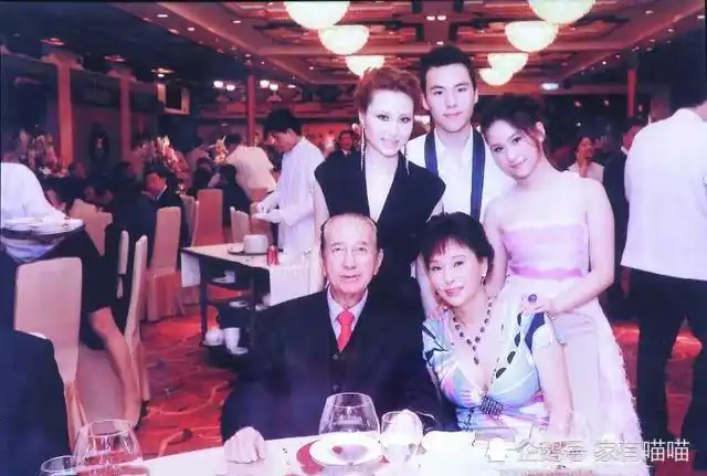 何鸿燊的一生充满了传奇色彩.