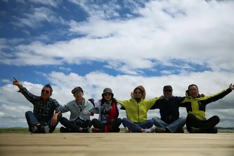 六人称兄道弟的合影,是相机放在地上自拍的.