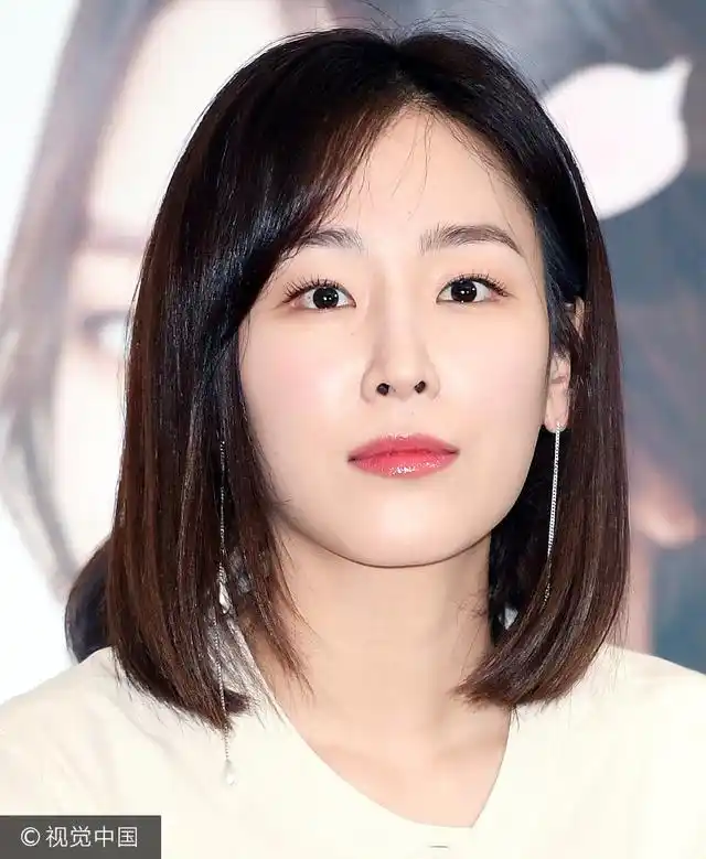 徐贤真米白裙装出席活动超清新短发齐肩绽放魔力笑容暖心签名