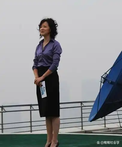 回顾东方卫视袁鸣53岁的她明显有些发福了昔日的女神感全无