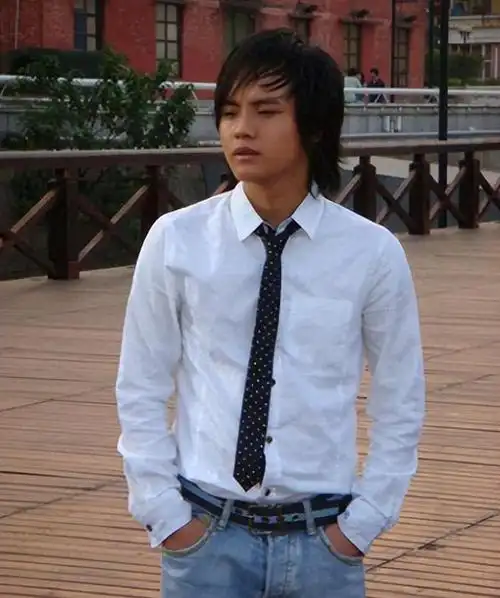 歌手郑源,15岁开演唱会,19岁日薪万元,春晚都请不动他