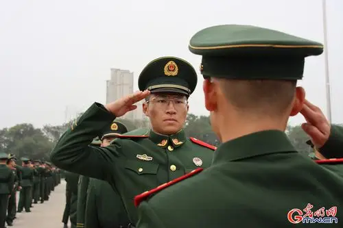 2一对新兵相互佩戴肩章后互敬军礼.吴春彤 摄