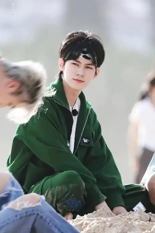 张真源团综绿色套装造型路透##张真源绿色套装发带造型