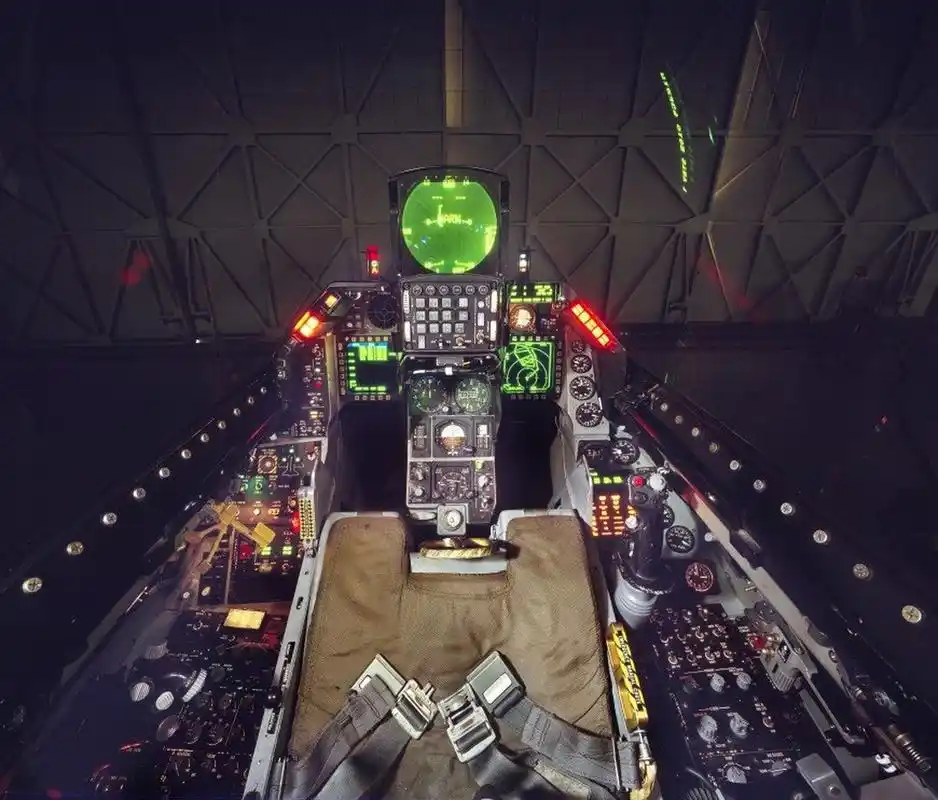 资深军迷应该能看出图片中的座舱是f-16战斗机的具体型号吧.