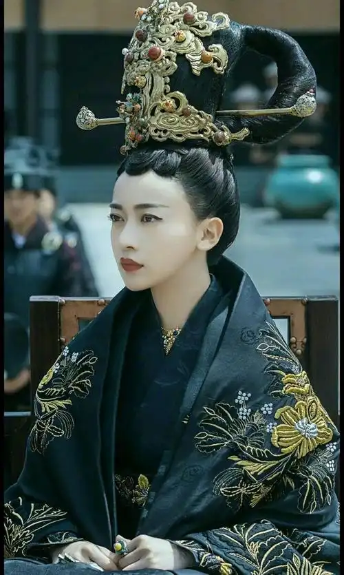 关晓彤演的王妃是我5年前上映的古装权谋剧《凤囚凰》,该剧讲述了山阴