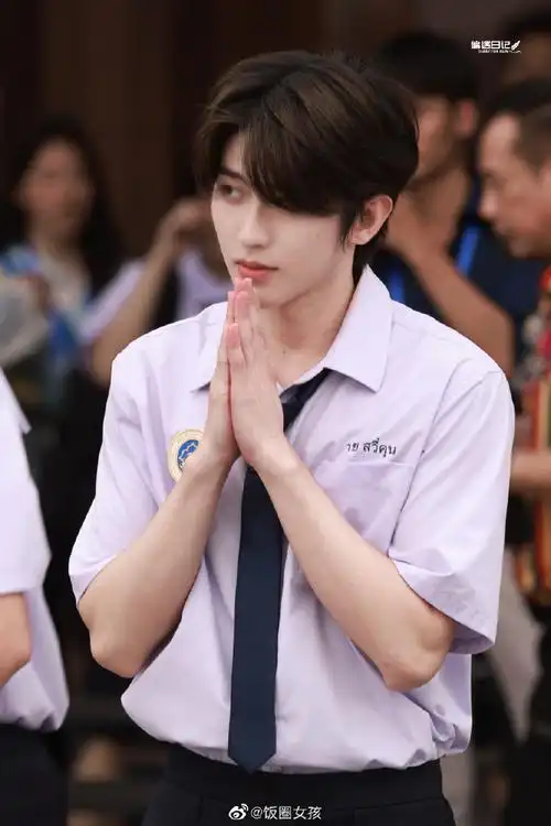 蔡徐坤校园风造型跑男路透##蔡徐坤穿校服录跑男