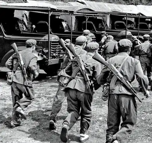 身背56式冲锋枪的解放军战士56式半自动步枪我军以战斗小组为单位