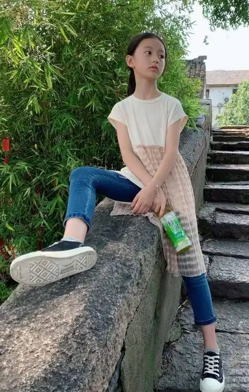 裴佳欣看着就给人一种乖乖女的样子,身上的穿搭也