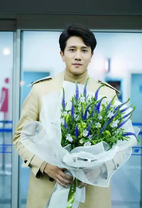 《阳光之下》杀青照细节多!蔡文静杀青彭冠英捂得严实,原因曝光