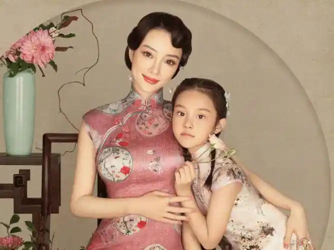 都说甜馨小时候不好看,看到奥莉和甜馨的近照,才懂啥是逆袭长大_五官