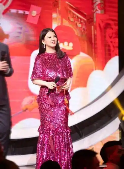 李湘身材好丰满一袭玫红色亮片连衣裙美得闪耀真是女人味代表