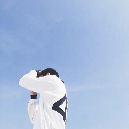 男生头像蓝色天空背景