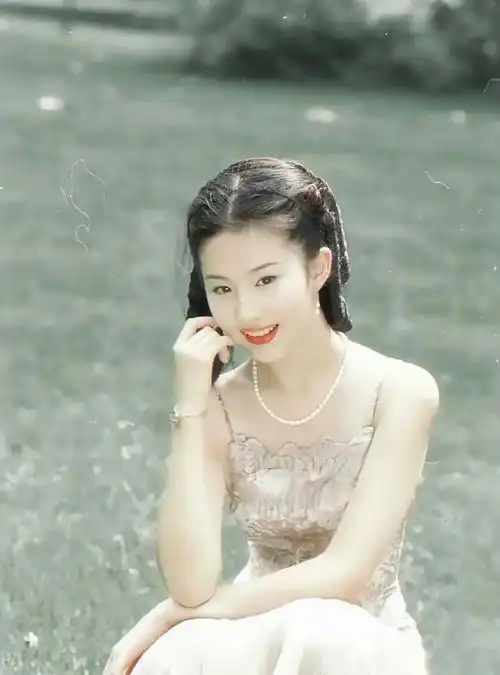 那个时期的刘亦菲,兼具少女的青涩和女性的娇媚,太有灵气了,亭亭玉立