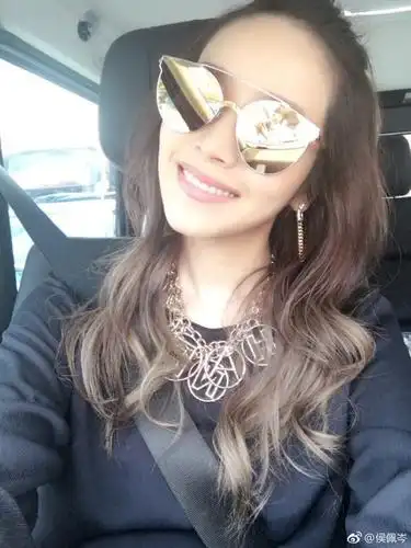 最美孕妇!侯佩岑晒自拍照皮肤白皙