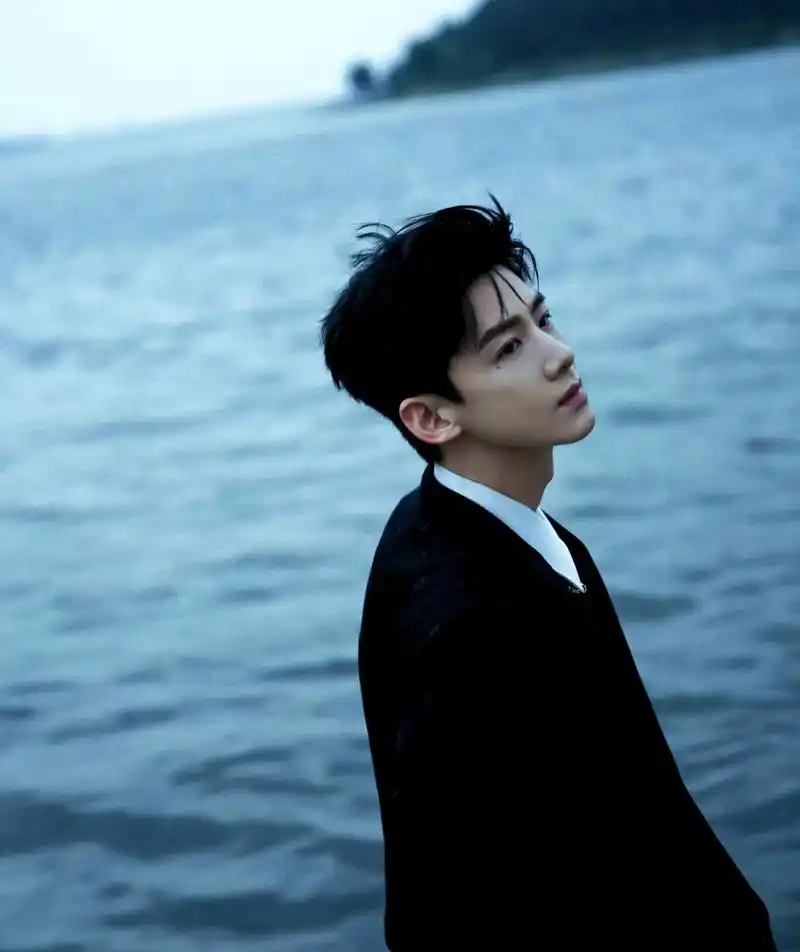 谁来救救白敬亭,看到白敬亭出席活动身穿西装戴上眼镜很有禁欲感,妥妥