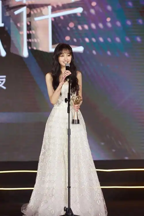 郑爽粉色抹胸纱裙好美,香肩锁骨美背秀个够,优雅柔美的仙女姿态