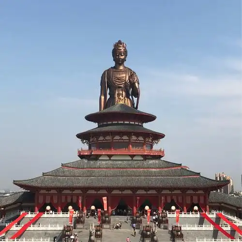 瞧,那座武则天的雕像多么栩栩如生!