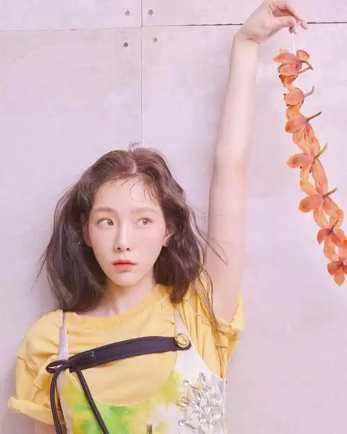 金泰妍最新画报粉嫩妆容配卷发这么仙女感满满的她已经30岁了