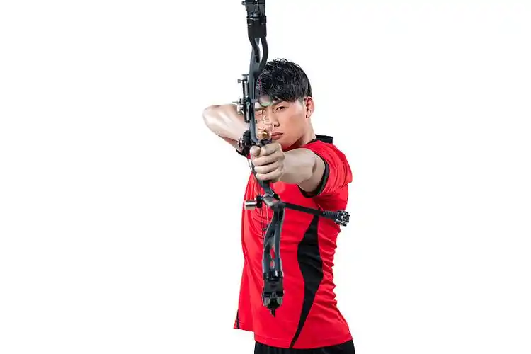 头上戴着玩具弓箭的男孩