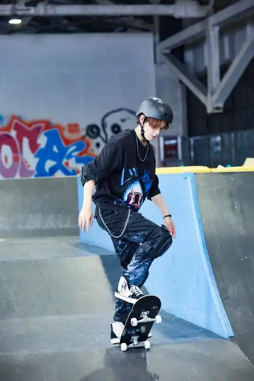 姚琛[超话]##姚琛挑战滑板兴奋爬墙