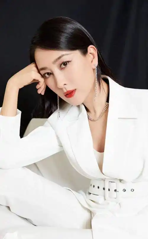 很多人一提到马苏,就会想到李小璐做头发的事件.