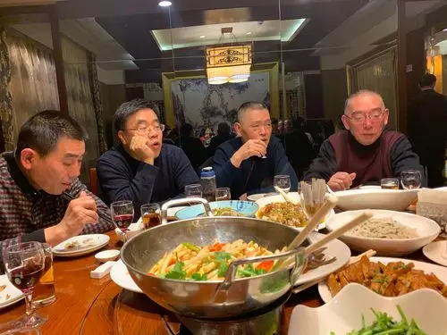 晚餐男女同学一起喝酒,厉害的喝白酒,助兴的喝红酒