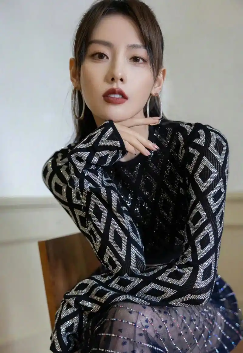 张嘉倪大长腿太性感了,如果没有薄纱裙就更完美了!