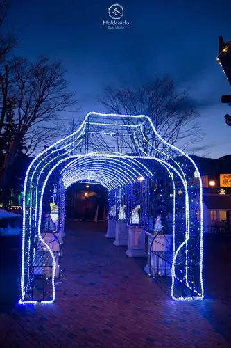 挂满彩灯的小走廊,真实场景比照片看着好看多了,哈哈哈.