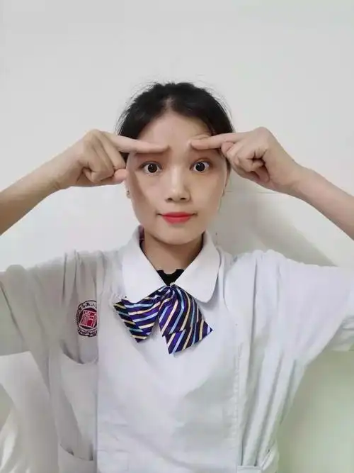 1,抬眉训练: 抬眉动作的完成主要依靠枕额肌额腹的运动.