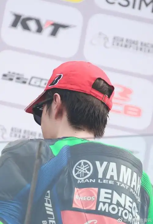 爱豆可爱到冒泡的后脑勺#王一博可爱到冒泡的圆圆的栗子头,想rua